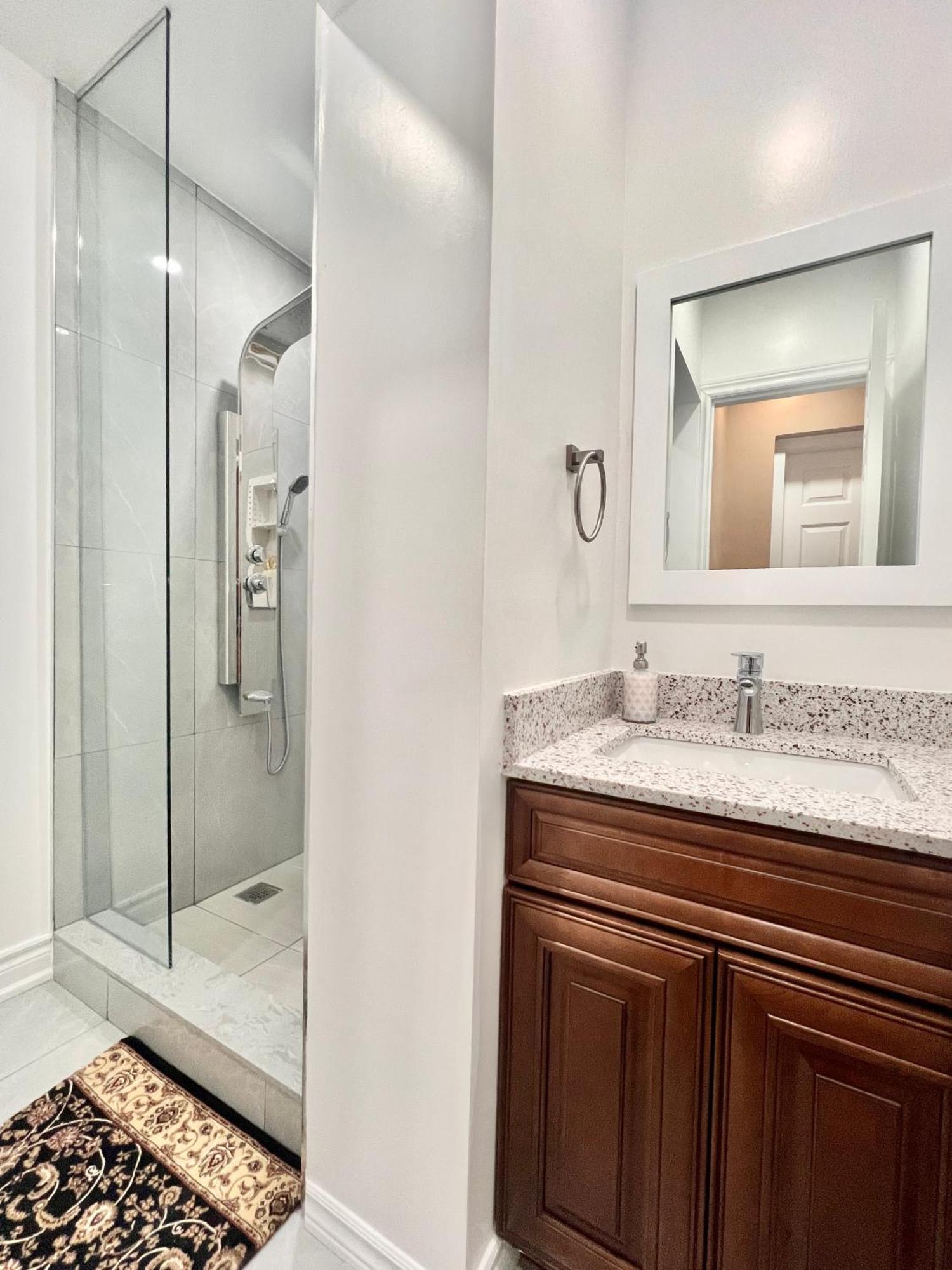 Upgraded Rooms With Bath 7-Min To Subway Near Downsview Rogers Stadium Toronto Ngoại thất bức ảnh